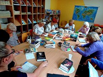 Na zdjęciu - uczestniczki spotkania podczas zabawy PAŃSTWA - MIASTA