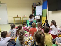 Bibliotekarka czyta dzieciom książkę