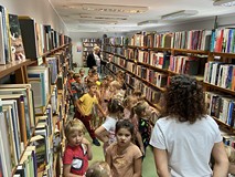 Dzieci poznają bibliotekę