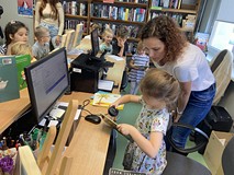 Dziewczynka skanuje książeczkę