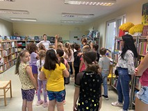 Dzieci zwiedzają bibliotekę