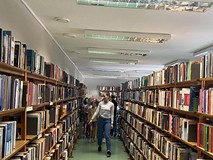 Dzieci zwiedzają bibliotekę