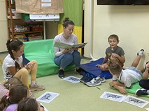 Bibliotekarka czyta dzieciom książkę