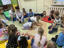 Dzieci podczas zajęć tworzą plakat