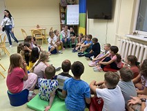 Dzieci, podczas zabawy integracyjnej, siedzą na materacykach