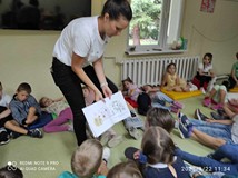 Bibliotekarka pokazuje dzieciom książkę