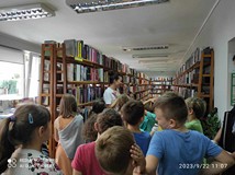Dzieci w trakcie zwiedzania biblioteki