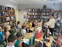 Dzieci poznają bibliotekę