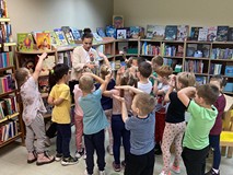 Dzieci odpowiadają na pytania bibliotekarki