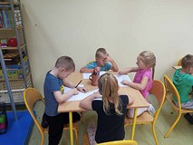 Dzieci malują rysunki