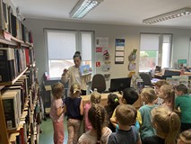 Bibliotekarka prezentuje książkę