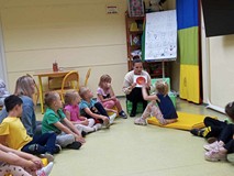 Bibliotekarka czyta dzieciom książkę