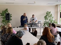 Uczestniczki i uczestnicy warsztatów z Pryksonem Fiskiem i DJ-em Bulbem