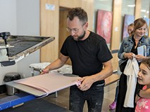 Maciej Mazurkiewicz prezentuje tajniki sitodruku
