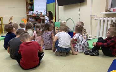 Bibliotekarka czyta dzieciom książkę