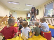 Bibliotekarka czyta dzieciom książkę