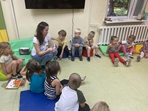 Dzieci, podczas zabawy integracyjnej, siedzą na materacykach