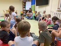 Bibliotekarka pokazuję dzieciom książkę