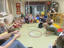 Dzieci przyporządkowują dary jesieni