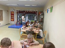 Dzieci podczas zajęć  wykonują pracę plastyczną