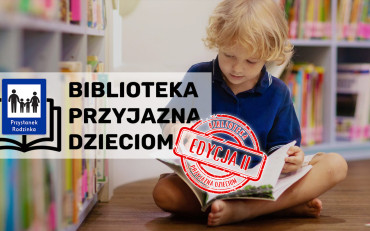 Grafika przedstawia dziecko siedzące na podłodze z książką, na pierwszym planie widoczne...