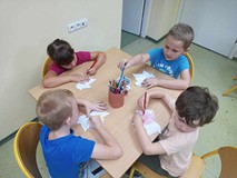 Dzieci podczas zajęć  wykonują pracę plastyczną