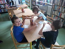 Dzieci podczas zajęć  wykonują pracę plastyczną