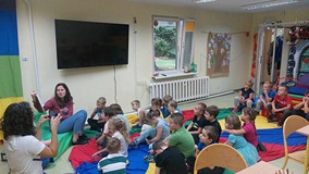 Bibliotekarka czyta dzieciom książkę