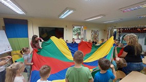 Dzieci podczas zabawy chustą animacyjną