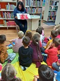 Czytamy książkę przedszkolakom z Przedszkola nr 21
