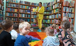 Czytamy książkę o Fenku w bibliotece