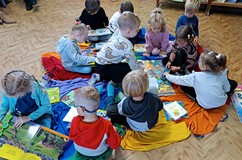 Żabki oglądają książki z księgozbioru dla dzieci