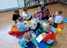 Żabki oglądają książeczki dla dzieci