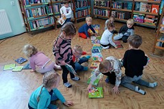 Żabki układają węża z książek