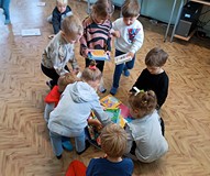 Żabki układają wieżę z książek