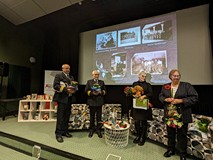 Na scenie goście spotkania (od lewej) Czesław i Zbigniew Bojar-Fijałkowscy, red. Joanna Wyrzykowska,
