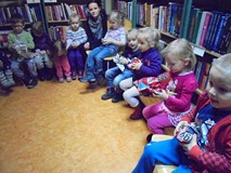 Zimowe zabawy w bibliotece