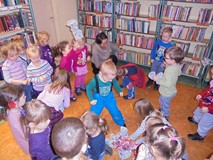 Zimowe zabawy w bibliotece