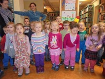 Zimowe zabawy w bibliotece