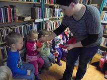 Zimowe zabawy w bibliotece
