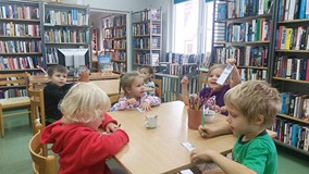 Dzieci podczas kolorowania zakładek