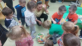 Dzieci budują książkową wieżę