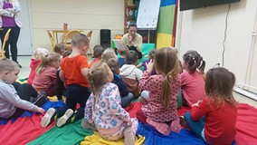 Bibliotekarka opowiada o zasadach korzystania z książeczek