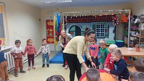 DZieci w trakcie zabawy z piłką