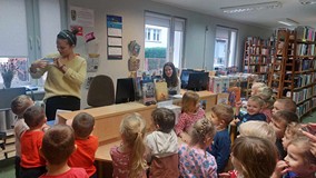 Bibliotekarka prezentuje kartę