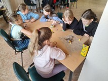 Uczniowie SP 17 podczas Planszówkowego zawrotu głowy