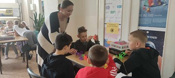 Uczniowie SP 17 podczas Planszówkowego zawrotu głowy