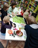 Uczestnicy spotkania podczas „Gry w chowanego” (na pierwszym planie ulubione robale Misi)