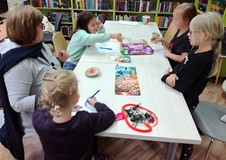 Uczestnicy spotkania grają w „Gorącego ziemniaka”