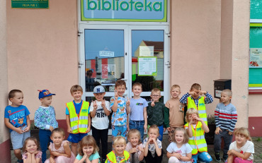 Grupa „Owieczek” przed wejściem do biblioteki